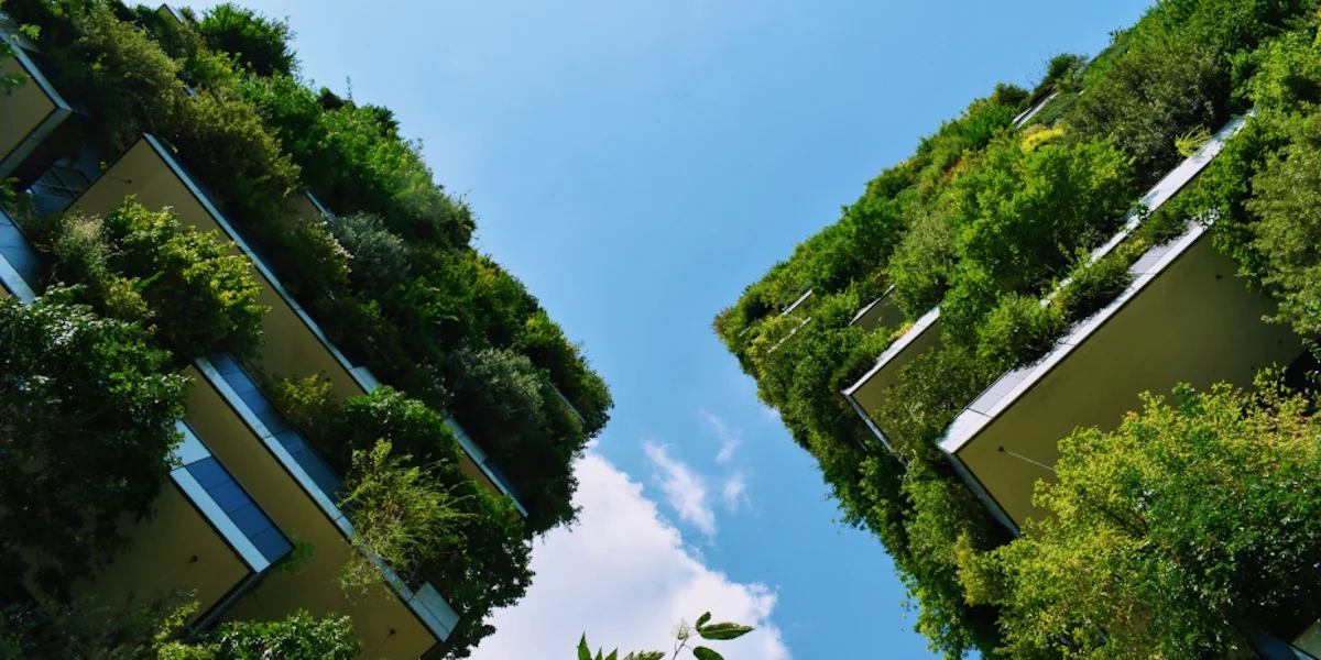 Panneaux solaires sur toiture de bâtiment