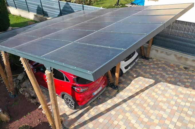 Carport solaire abritant un véhicule et produisant de l'électricité