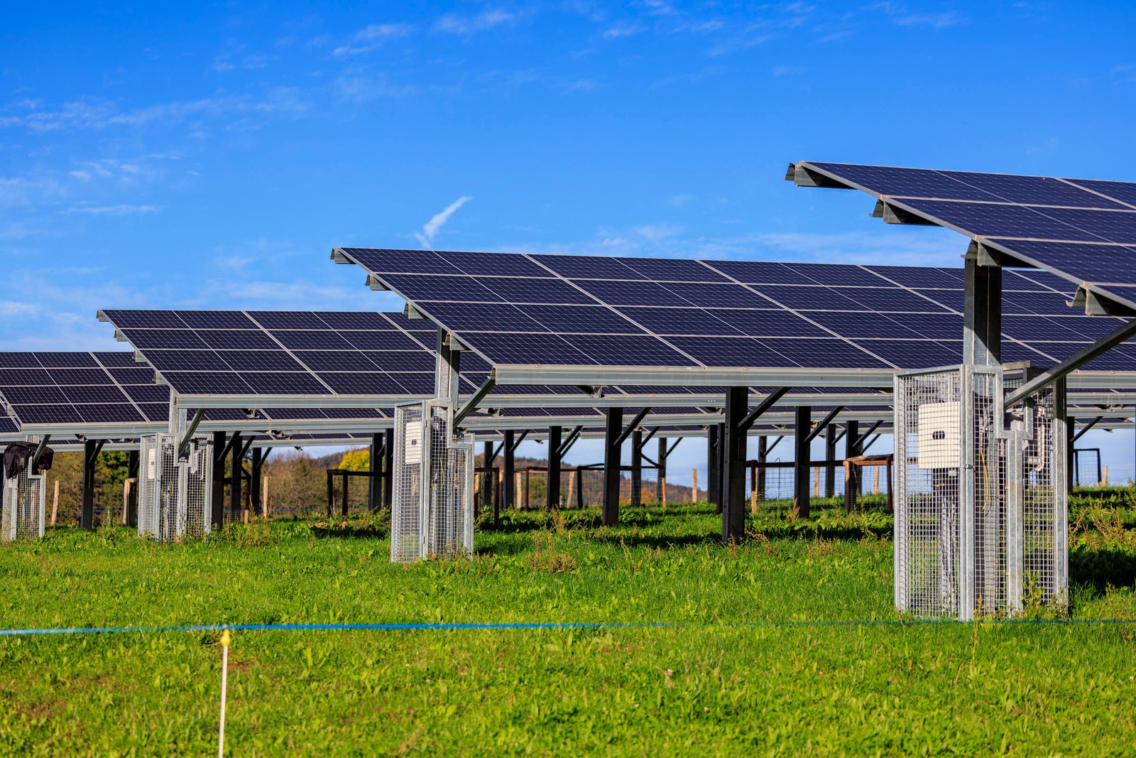 Panneaux solaires sur un bâtiment agricole