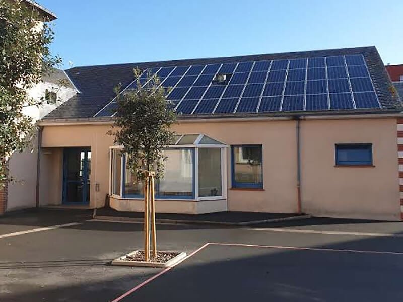 Panneaux solaires sur un bâtiment public